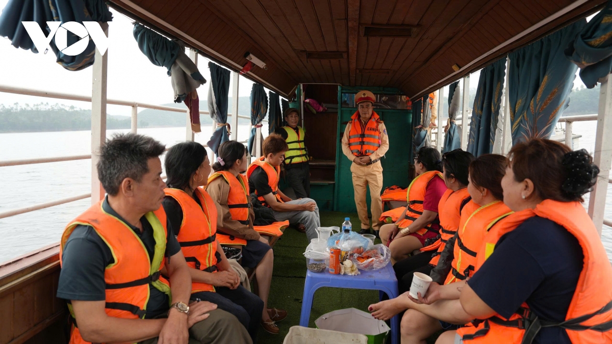 chung tay vi cuoc song binh yen song nuoc tren ho thac ba lao cai hinh anh 5