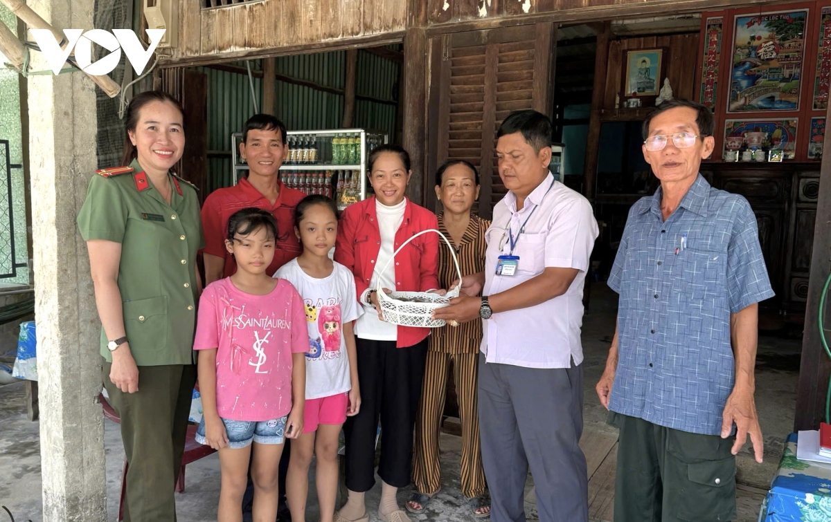 bat duoc rai ca, nam thanh nien chu dong giao nop dong vat hoang da hinh anh 2