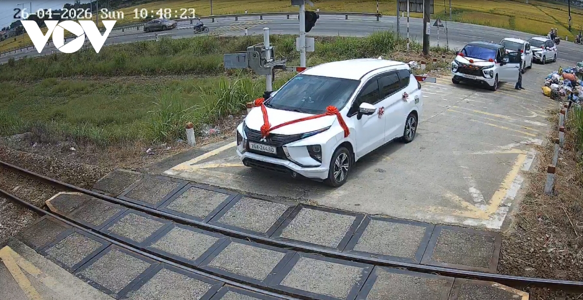 vuot den do duong sat, tai xe o quang ngai bi xu ly hinh anh 1