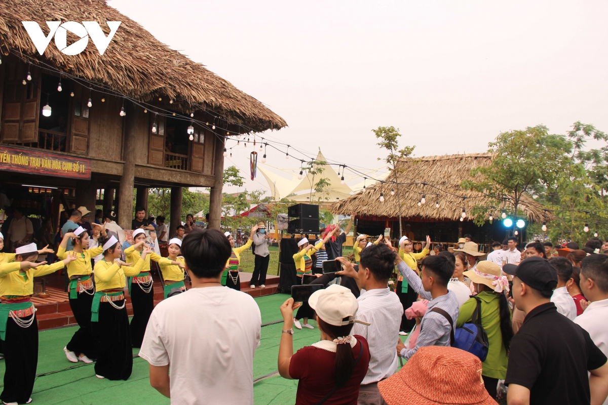 hang nghin nguoi ve den hung dang huong, di hoi truoc ngay gio to hinh anh 13