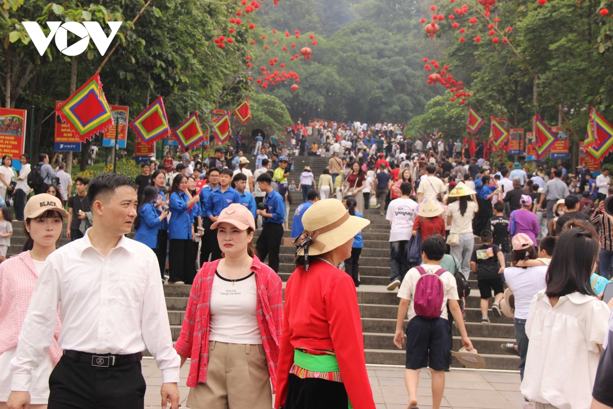 hang nghin nguoi ve den hung dang huong, di hoi truoc ngay gio to hinh anh 1