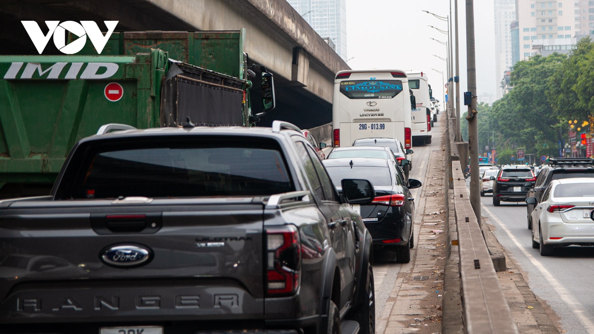 Duong pho ha noi de tho nhung tai dien leo via he sang ngay dau di lam sau le hinh anh 11