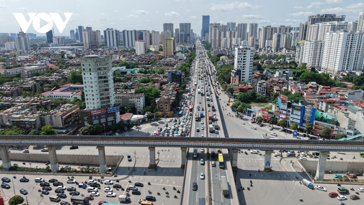 dong xe co noi duoi nhau roi thu do di nghi le 30 4, ap luc giao thong tang cao hinh anh 1