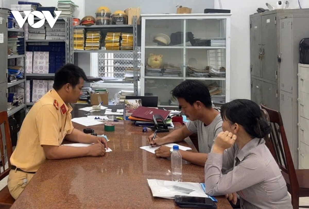 vuot den do duong sat, tai xe o quang ngai bi xu ly hinh anh 2