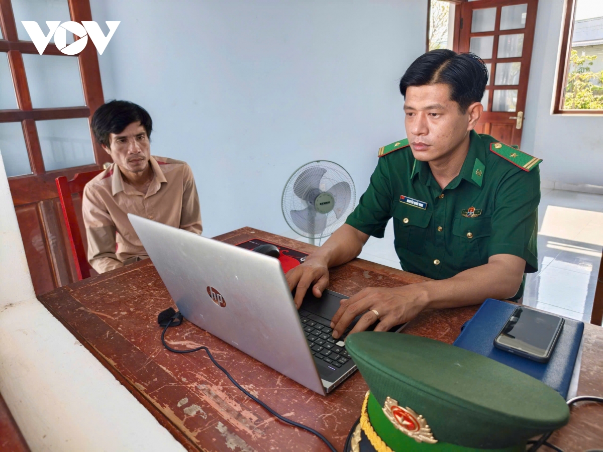 cuu ho 2 ngu dan troi tren bien o ca mau hinh anh 2