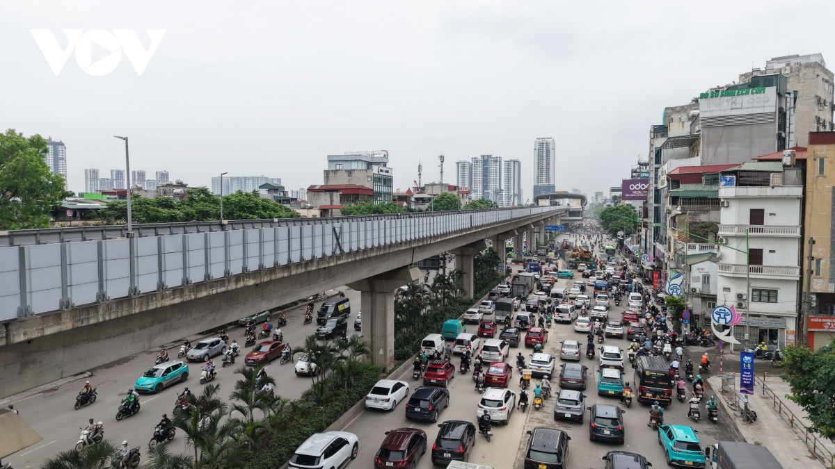 nguoi dan lu luot roi thu do ve nghi le, cua ngo phia nam ha noi un tac cuc bo hinh anh 2