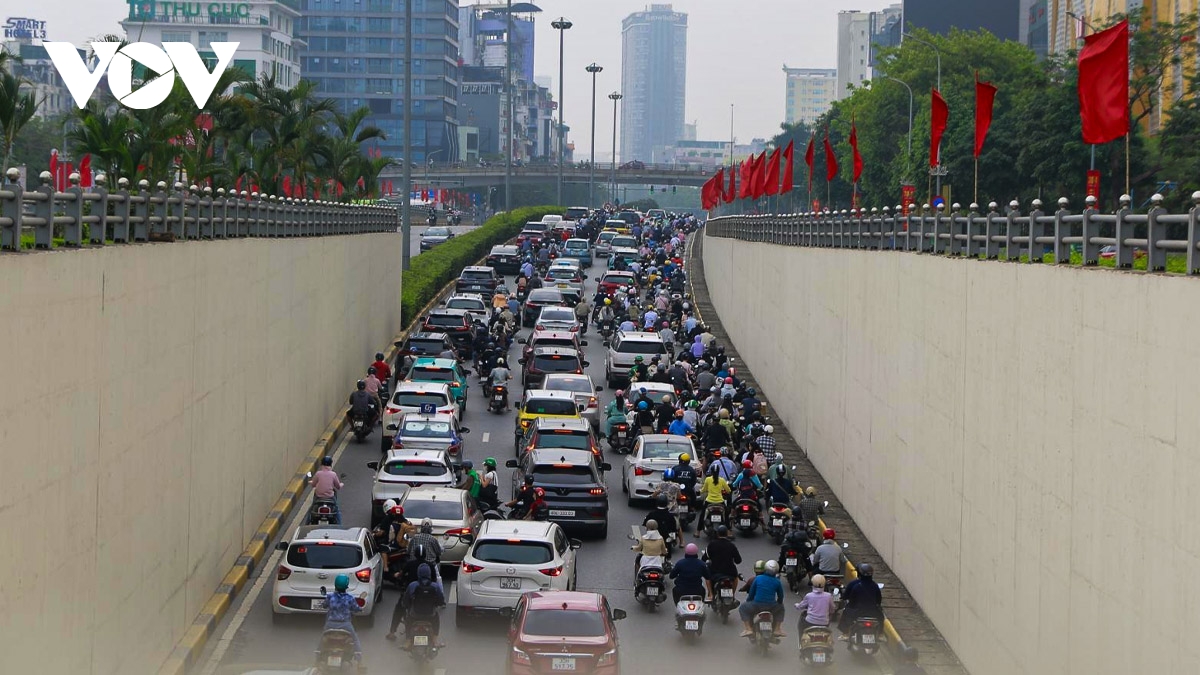 Duong pho ha noi de tho nhung tai dien leo via he sang ngay dau di lam sau le hinh anh 2
