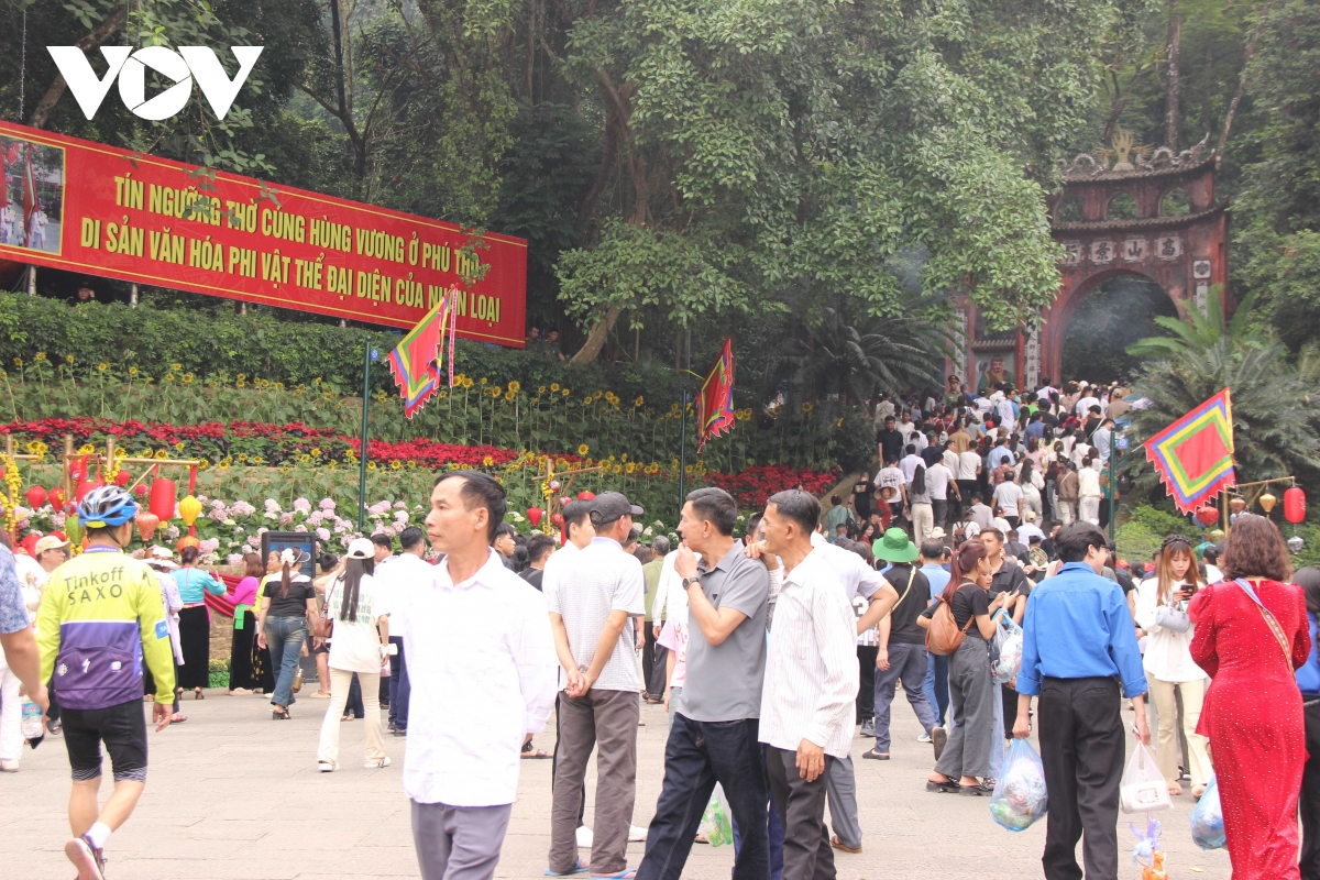hang nghin nguoi ve den hung dang huong, di hoi truoc ngay gio to hinh anh 3