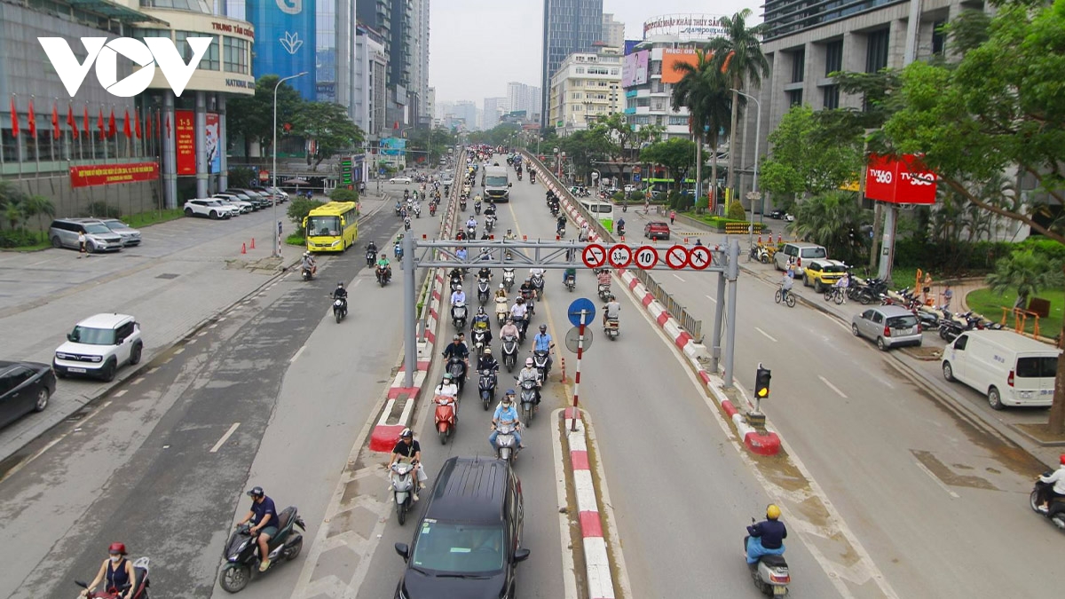 Duong pho ha noi de tho nhung tai dien leo via he sang ngay dau di lam sau le hinh anh 3