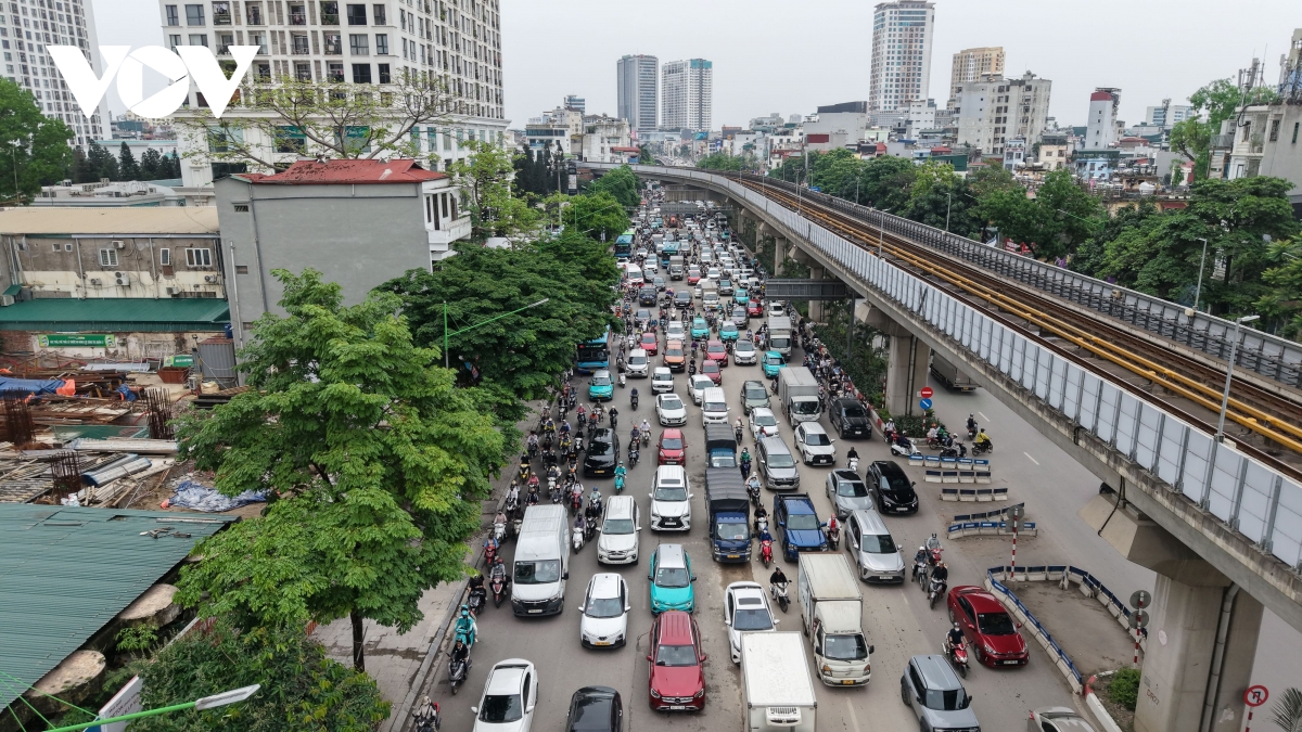 nguoi dan lu luot roi thu do ve nghi le, cua ngo phia nam ha noi un tac cuc bo hinh anh 1
