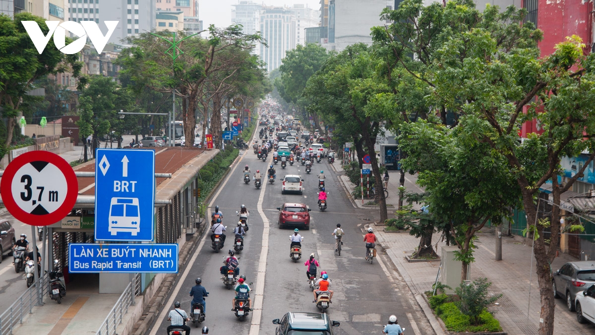 Duong pho ha noi de tho nhung tai dien leo via he sang ngay dau di lam sau le hinh anh 4