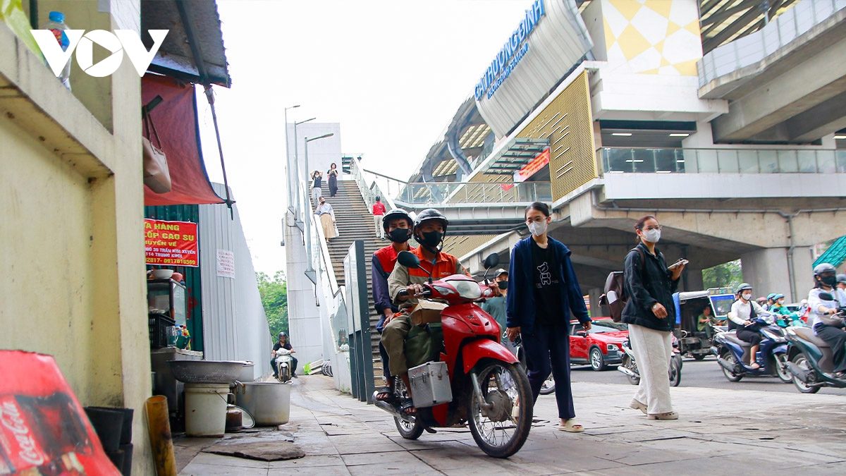 Duong pho ha noi de tho nhung tai dien leo via he sang ngay dau di lam sau le hinh anh 8