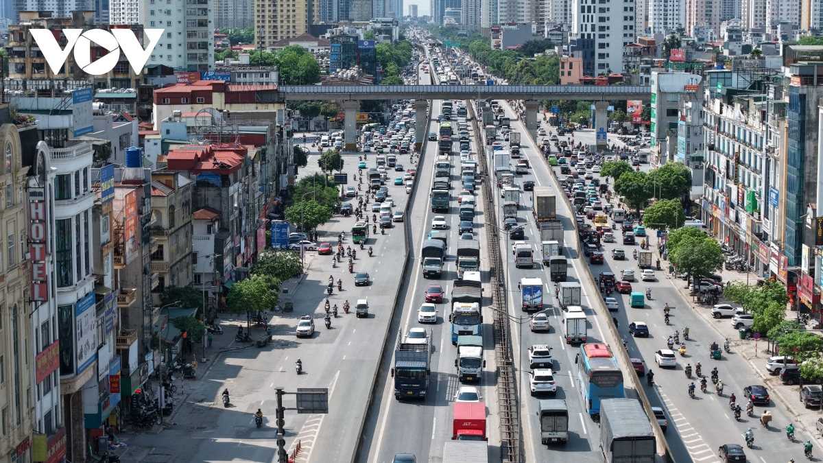 Dòng xe cộ nối đuôi nhau rời Thủ đô đi nghỉ lễ 30/4, áp lực giao thông tăng cao