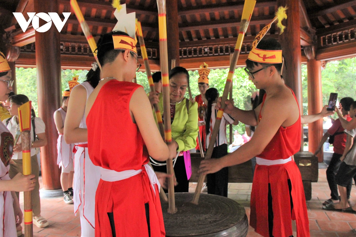 hang nghin nguoi ve den hung dang huong, di hoi truoc ngay gio to hinh anh 6