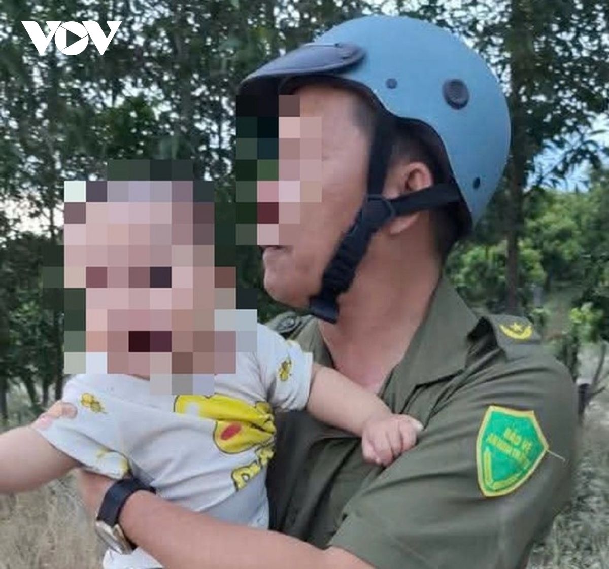 bat giu nghi pham sat hai vo, om con bo tron hinh anh 2