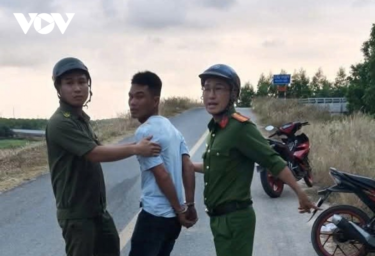 bat giu nghi pham sat hai vo, om con bo tron hinh anh 1