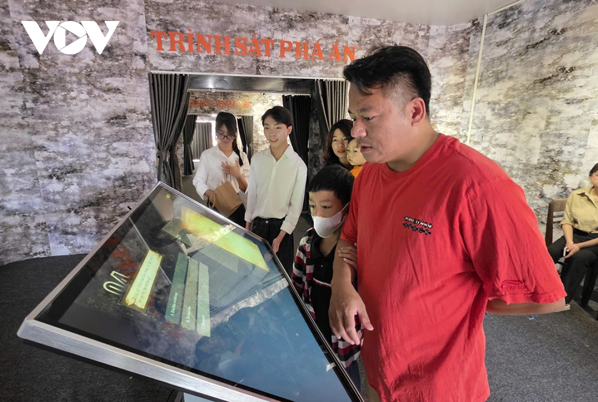 Dong dao nguoi dan den xem trien lam 80 nam an ninh nhan dan - la chan tham lang hinh anh 12