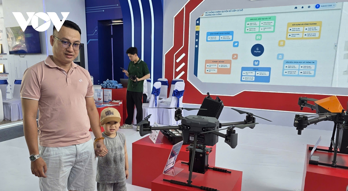 Dong dao nguoi dan den xem trien lam 80 nam an ninh nhan dan - la chan tham lang hinh anh 11