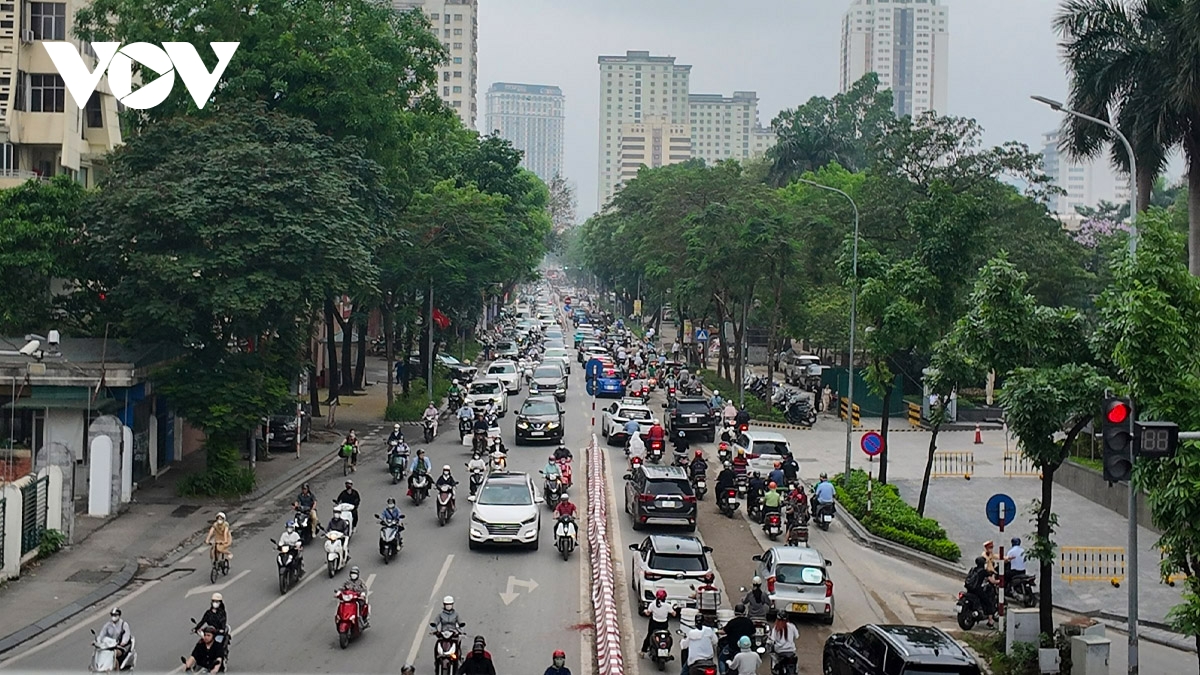 Duong pho ha noi de tho nhung tai dien leo via he sang ngay dau di lam sau le hinh anh 5