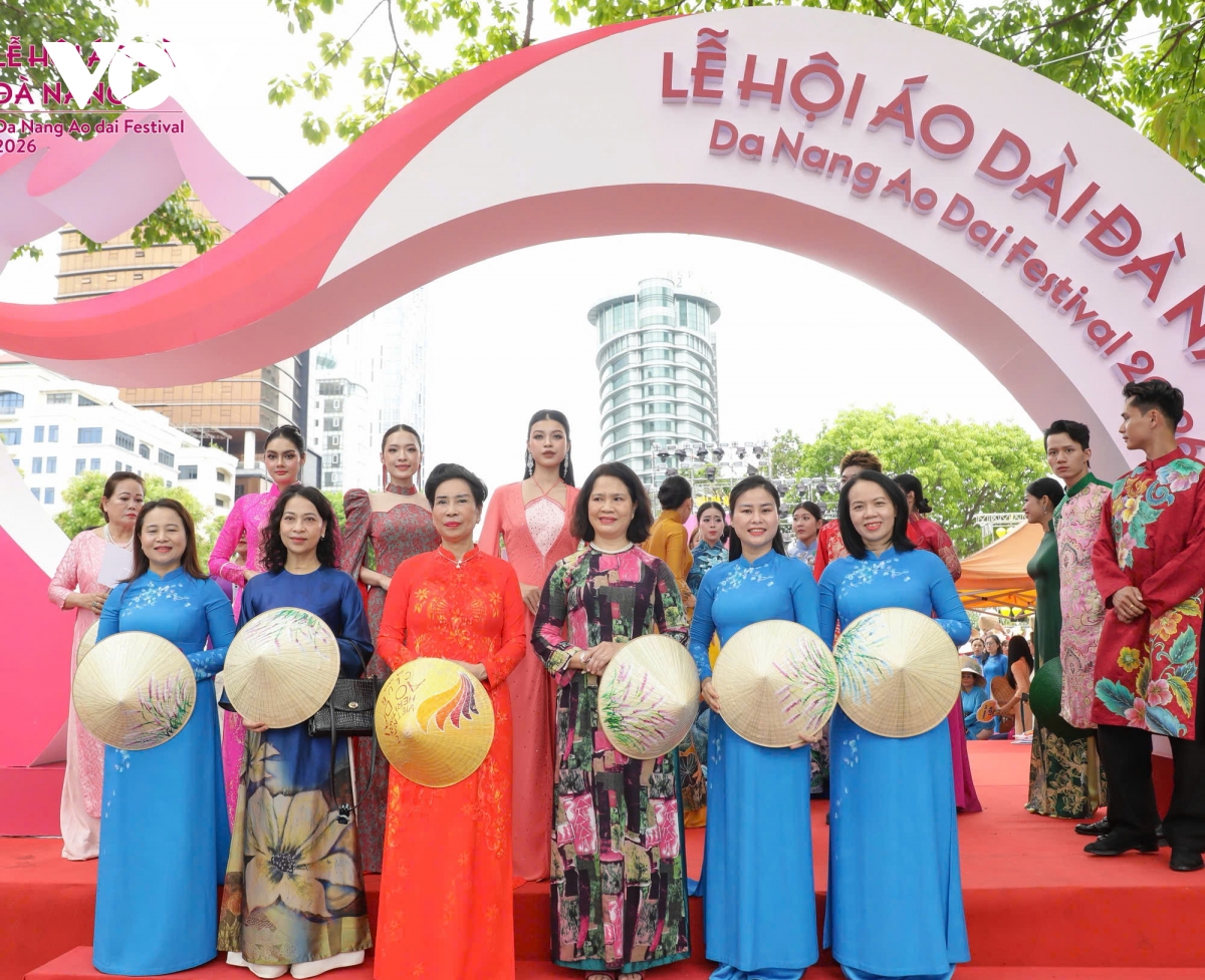 hon 1.000 phu nu dieu hanh ao dai ben song han hinh anh 1