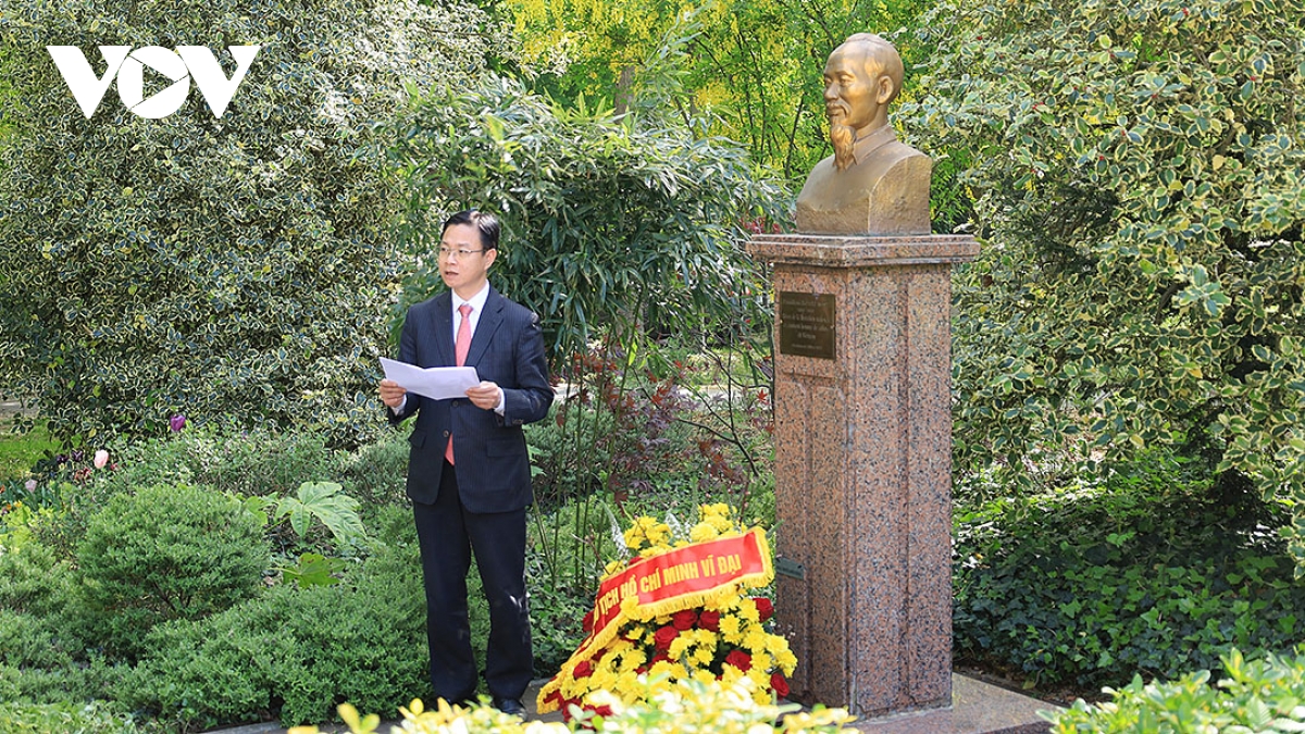 xuc dong le dang hoa tuong niem chu tich ho chi minh tai thanh pho montreuil, phap hinh anh 2