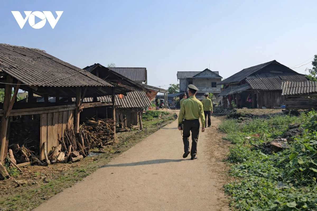 the tran long dan giu rung noi bien gioi muong khuong hinh anh 2