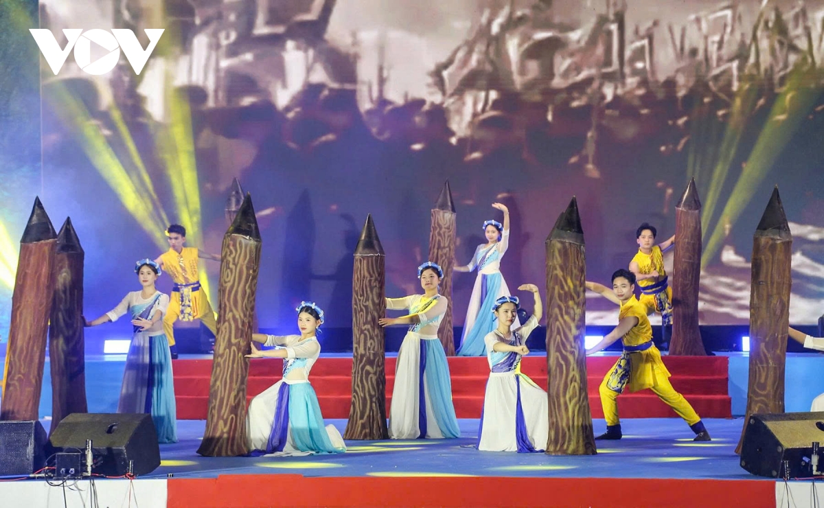 Dac sac le hoi gio tran ben dong bach Dang hinh anh 3