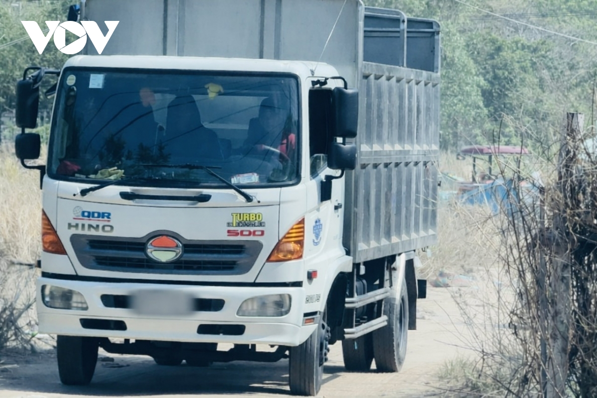 phat hien mot bai rac gan khu du lich o tp.hcm, nguoi dan kien nghi som di doi hinh anh 3