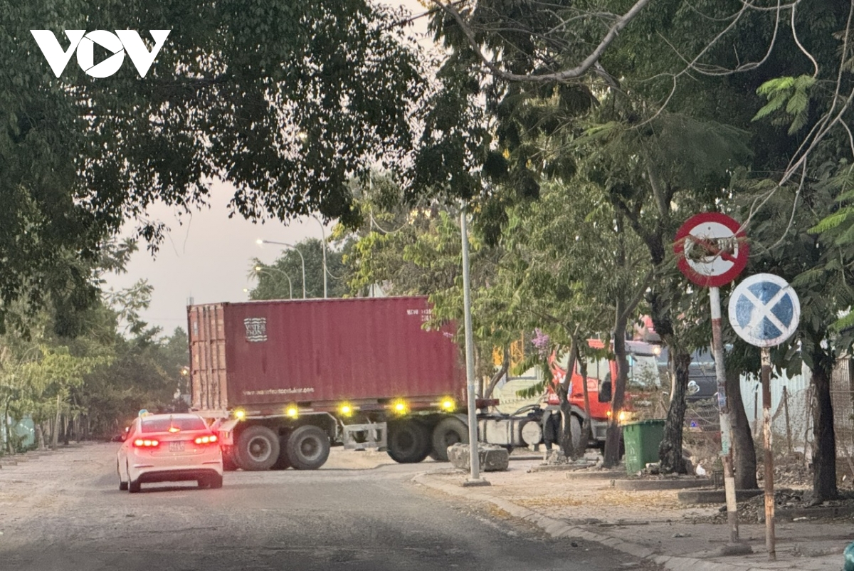 Sau phản ánh của VOV, bãi xe tải trong khu dân cư ở TP.HCM buộc ngưng hoạt động