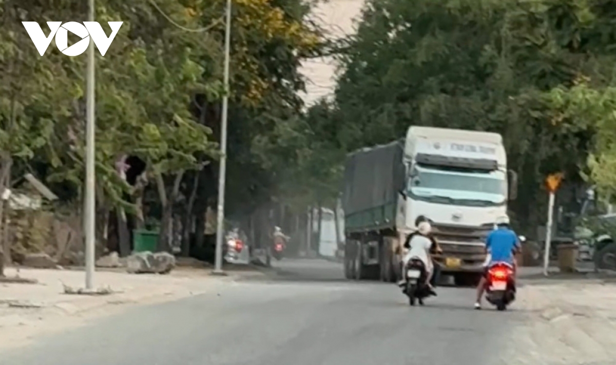 sau phan anh cua vov, bai xe tai trong khu dan cu o tp.hcm buoc ngung hoat dong hinh anh 1