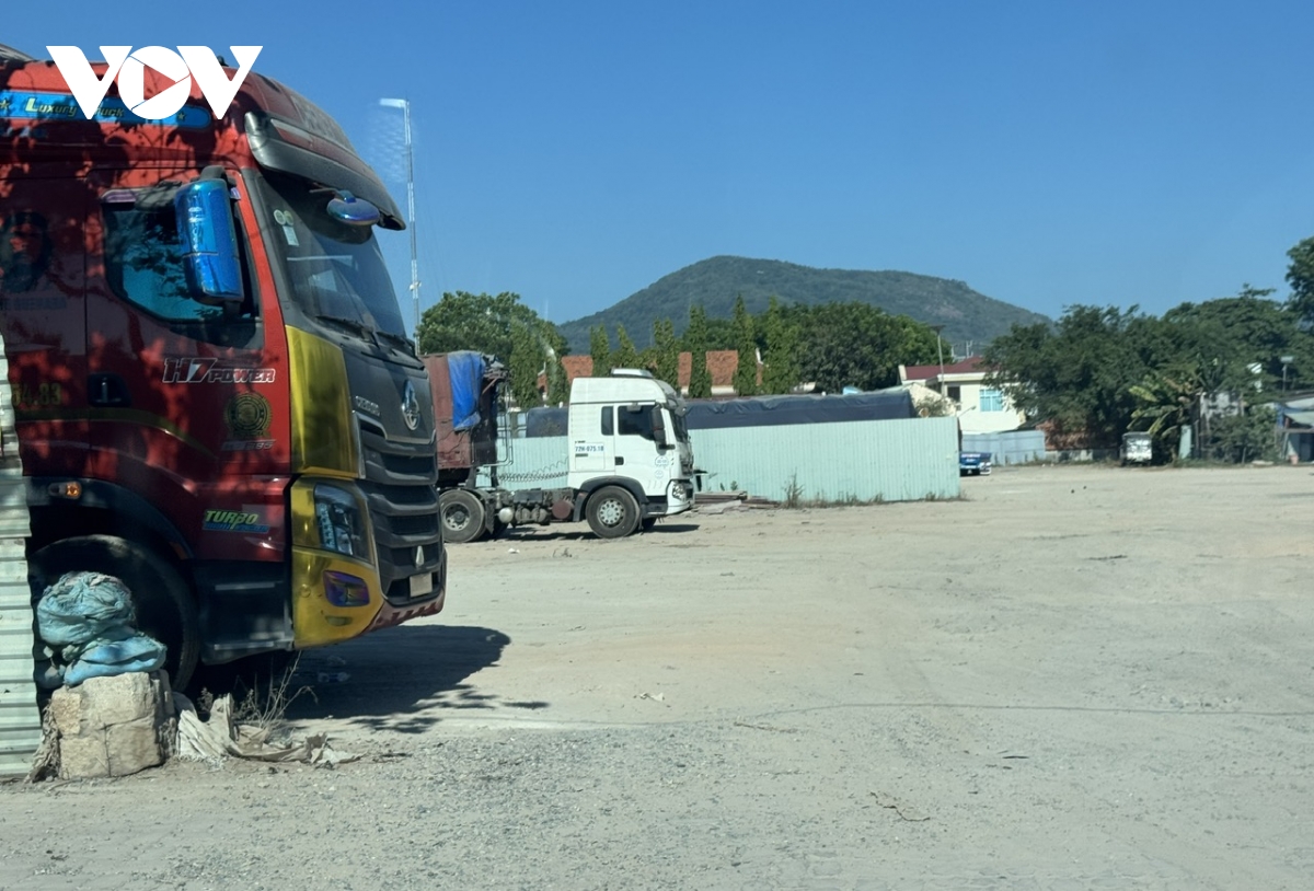 sau phan anh cua vov, bai xe tai trong khu dan cu o tp.hcm buoc ngung hoat dong hinh anh 2