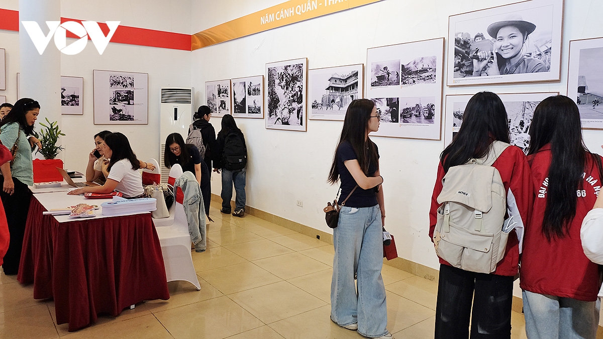 trien lam anh 51 nam - ban hung ca thong nhat khong chi de nhin lai hinh anh 1