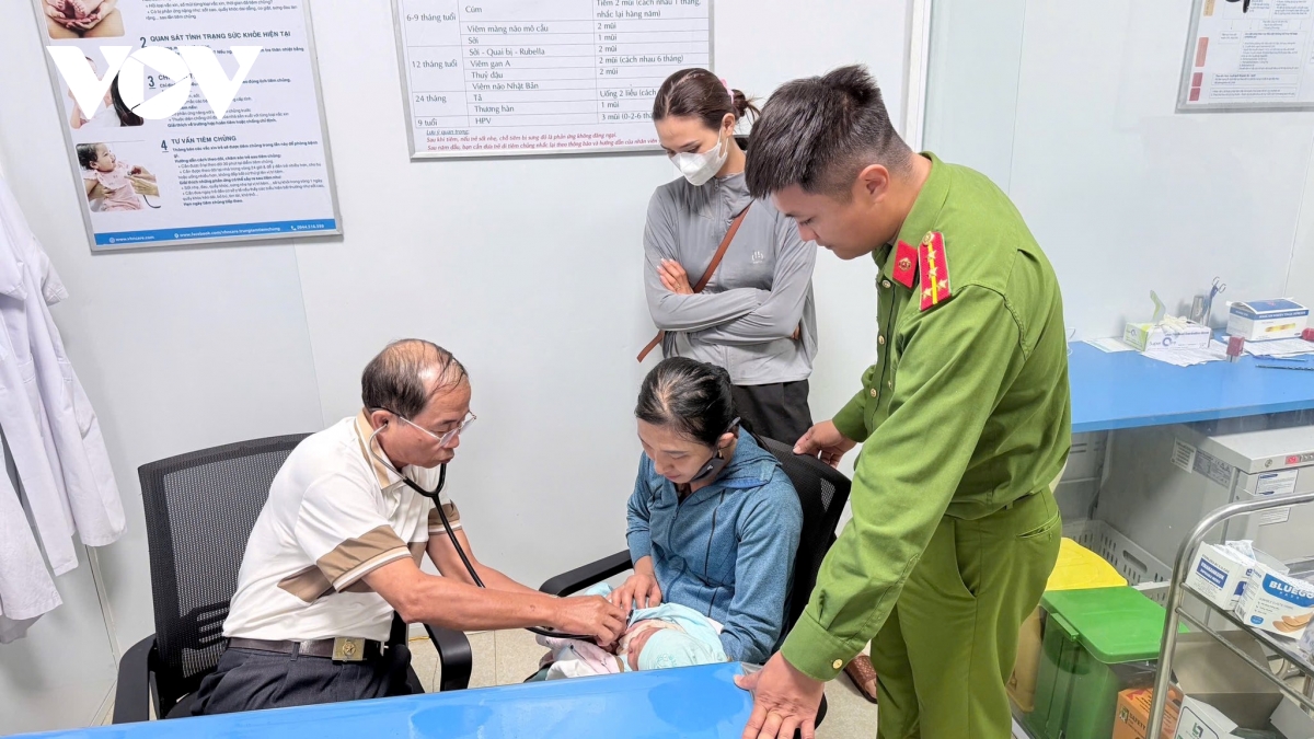 be trai so sinh bi bo roi ben ve duong o nghe an hinh anh 2