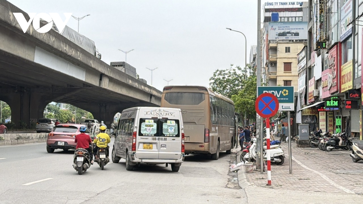  ben coc tai dien tren duong pham hung, nguyen xien do xu phat chua du nghiem hinh anh 15