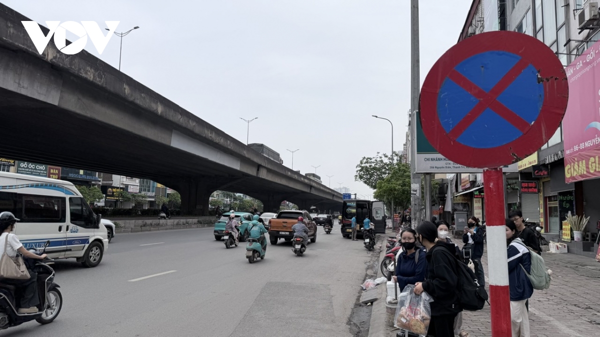  ben coc tai dien tren duong pham hung, nguyen xien do xu phat chua du nghiem hinh anh 12