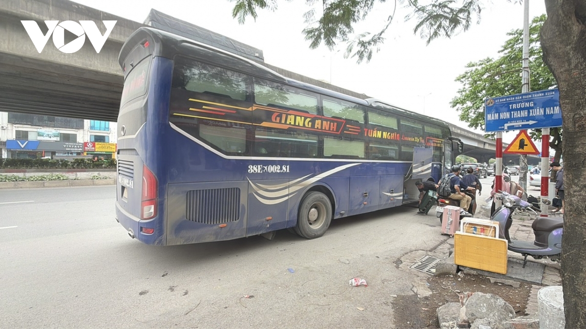  ben coc tai dien tren duong pham hung, nguyen xien do xu phat chua du nghiem hinh anh 17