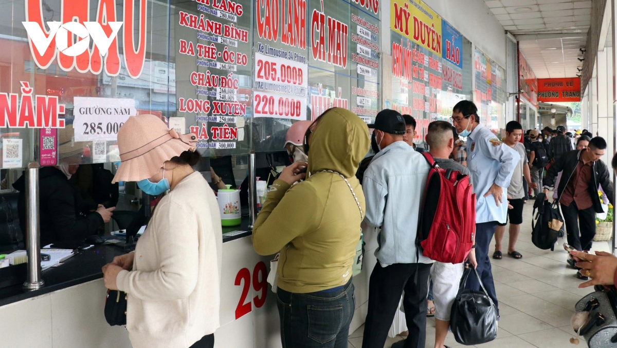 tp.hcm ve xe le 30 4 con nhieu, khach cho gio chot hinh anh 1