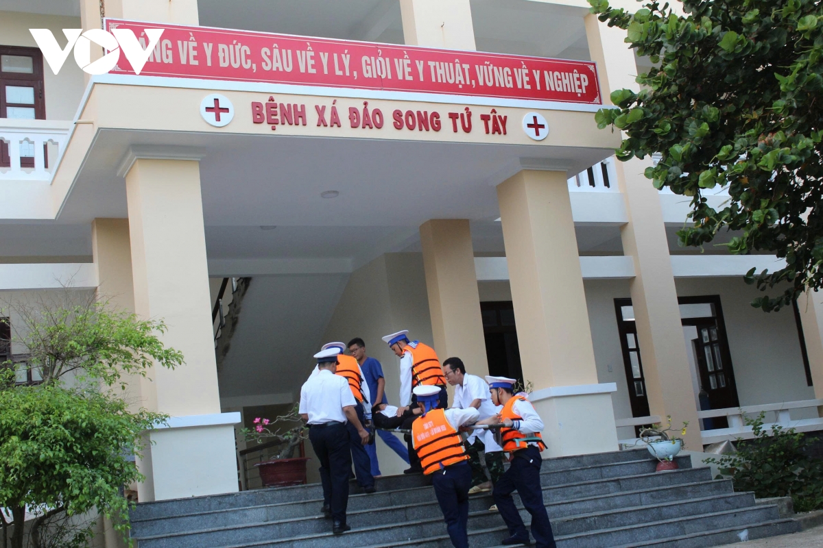 cap cuu kip thoi 2 ngu dan bi giam ap o dao song tu tay hinh anh 1