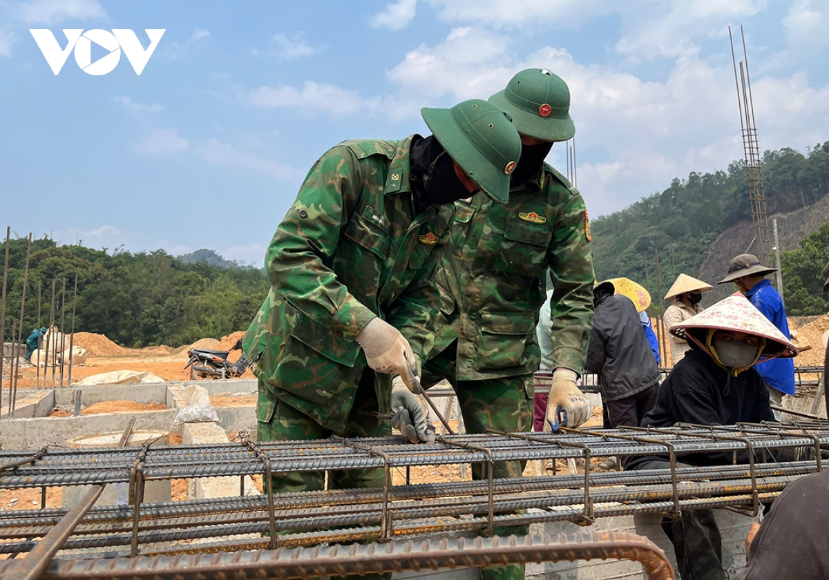 bo doi Da nang vuot nang xay truong hoc vung bien gioi hinh anh 5