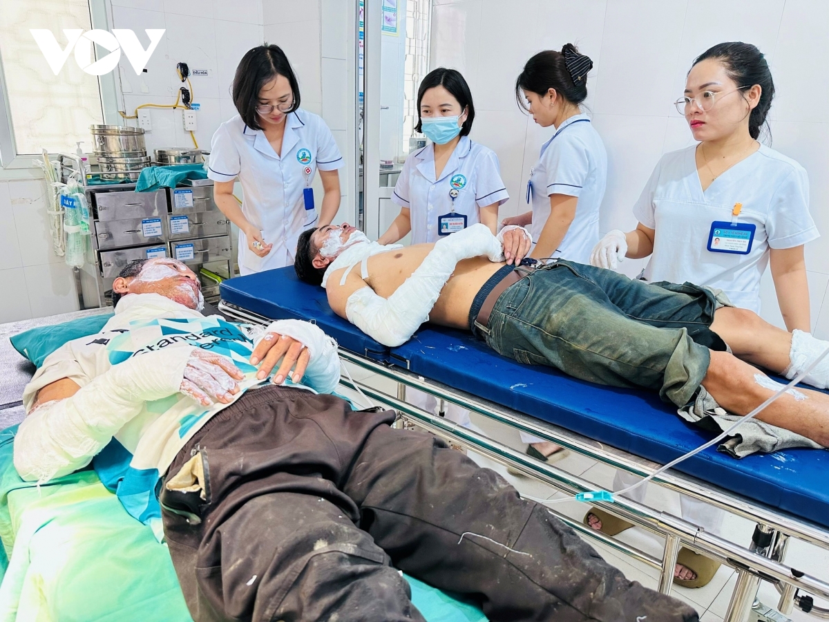 dung xang chua bong, hai nguoi dan ong phai nhap vien hinh anh 1