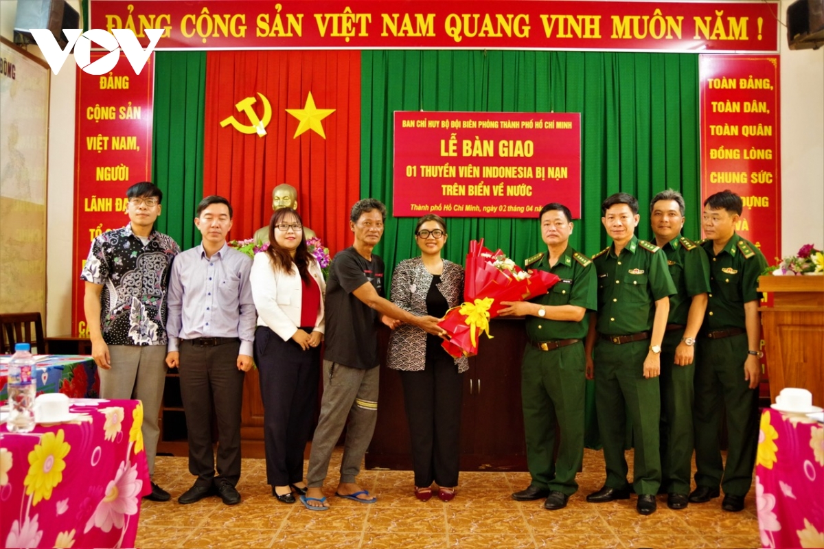 Biên phòng TP.HCM bàn giao thuyền viên bị nạn cho Tổng Lãnh sự quán Indonesia