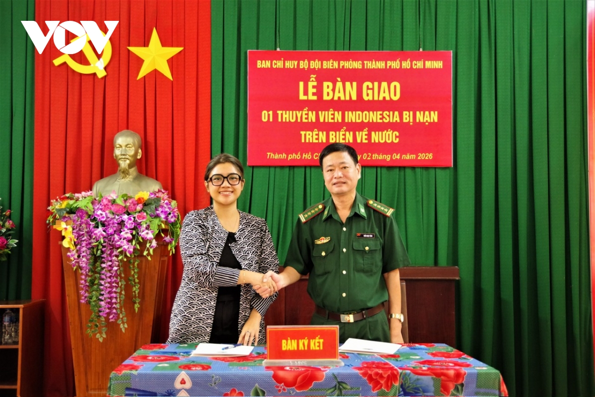 bien phong tp.hcm ban giao thuyen vien bi nan cho tong lanh su quan indonesia hinh anh 1