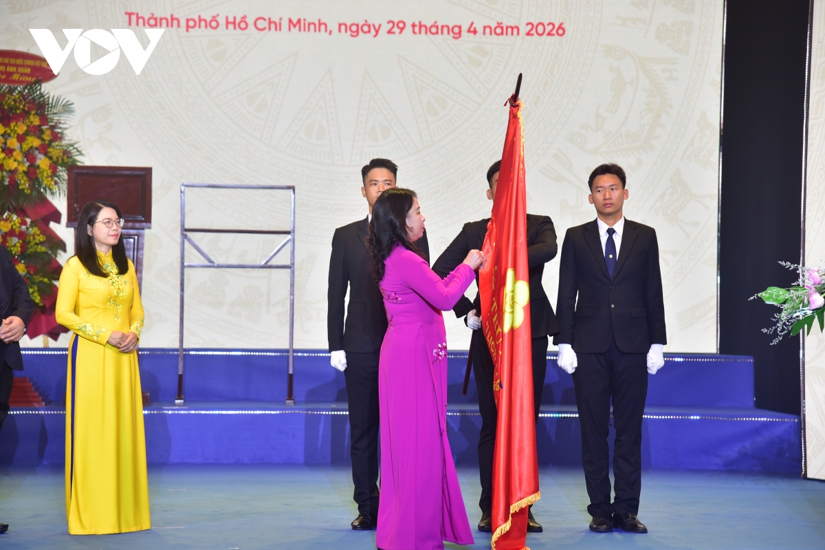 pho chu tich nuoc trao huan chuong lao dong hang nhat cho saigontourist hinh anh 1