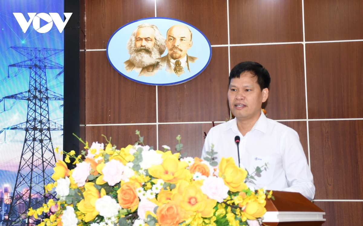 no luc tiet kiem dien va lam dien mat troi mai nha de ung pho nang nong hinh anh 2