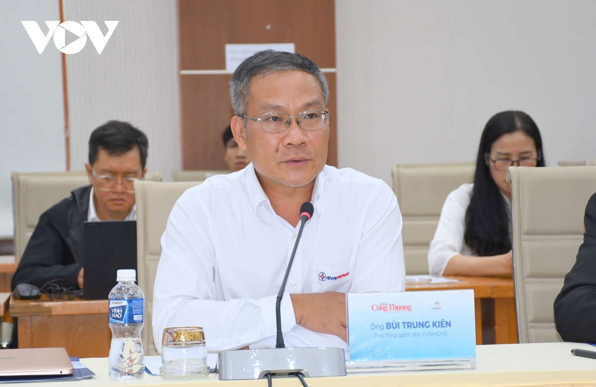 no luc tiet kiem dien va lam dien mat troi mai nha de ung pho nang nong hinh anh 5