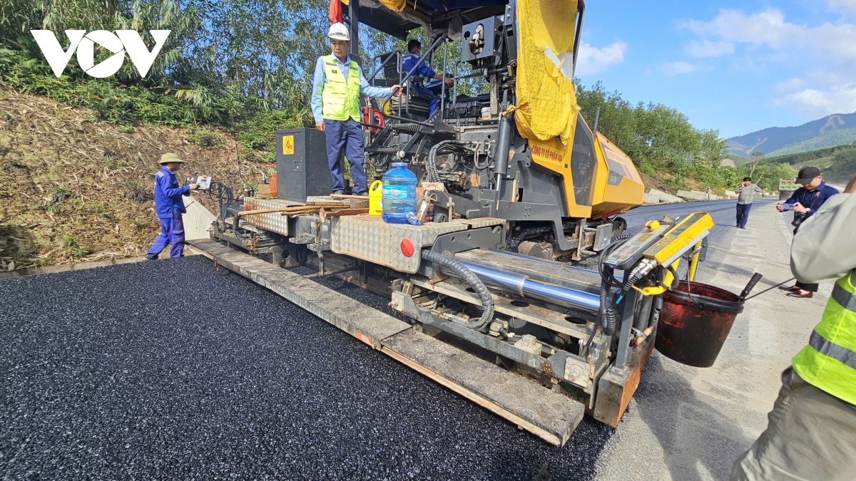 dau tang gia, nha thau khac phuc kho khan bam tien do cao toc la son - hoa lien hinh anh 8