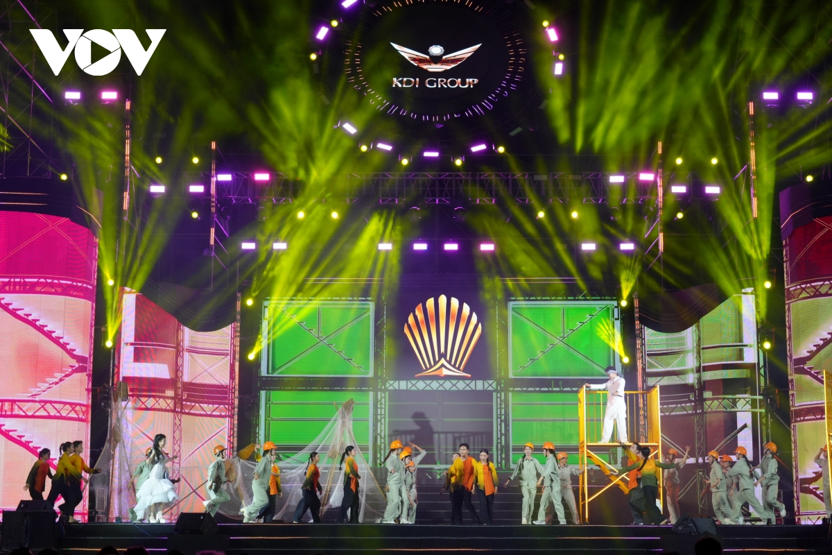 Dem nghe thuat cham ban sac ket tinh hoa ben vinh nha trang hinh anh 3