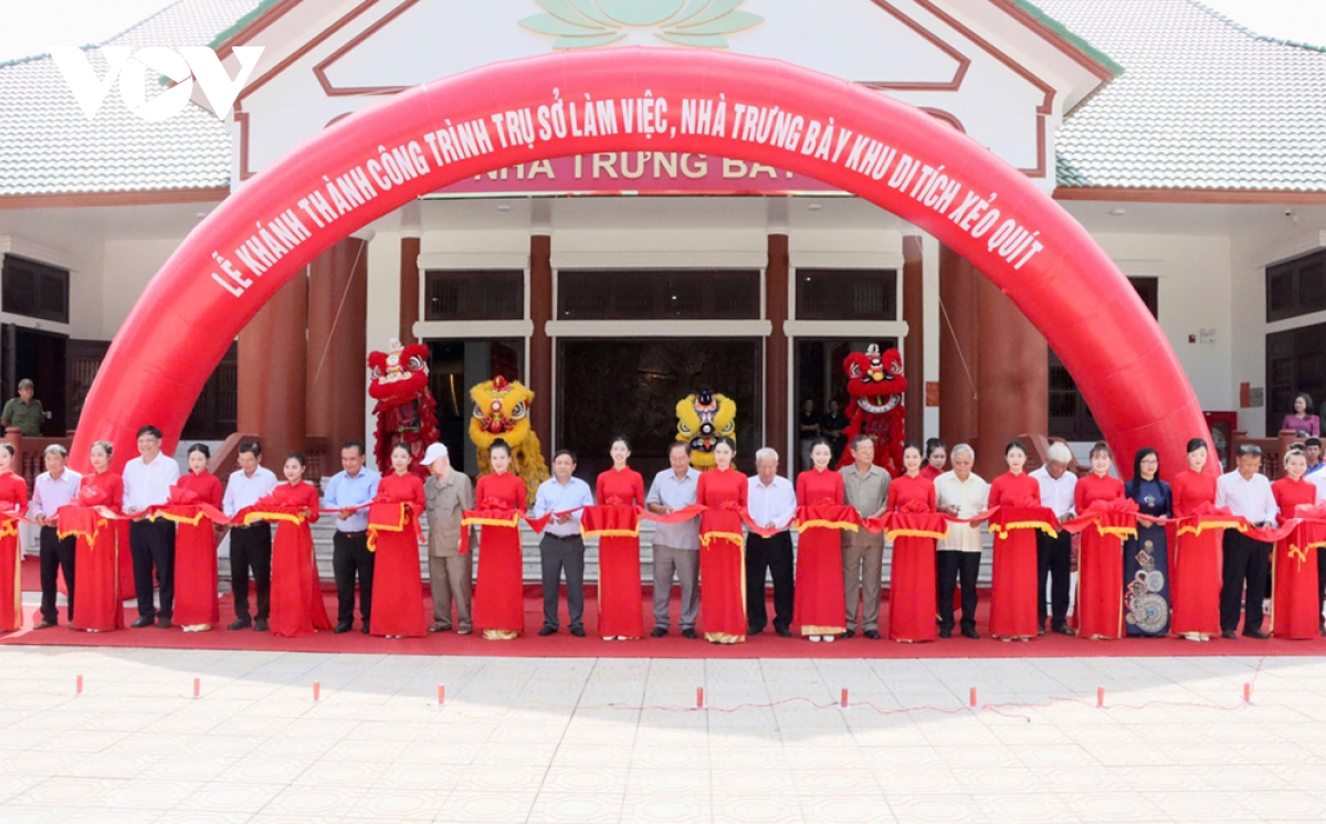 Dong dao nguoi dan den du le hoi via ba chua xu go thap hinh anh 2