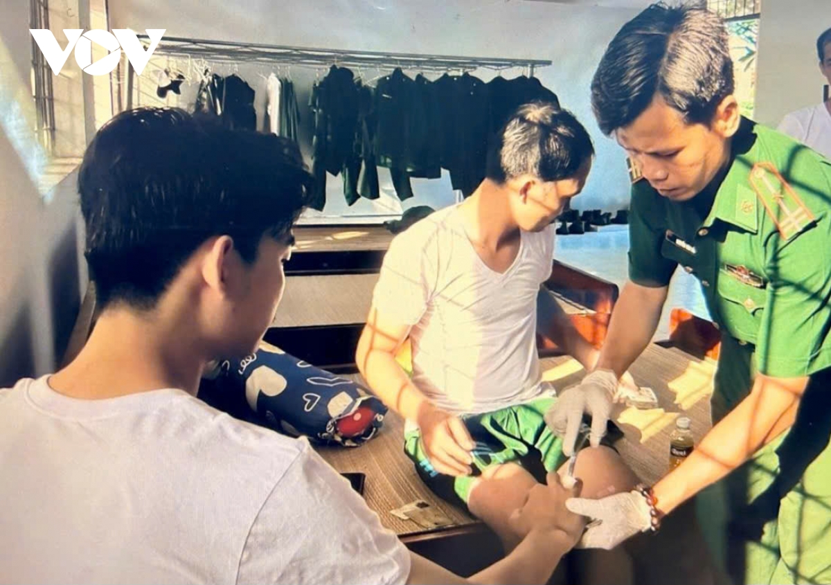 cuu ho 4 thuyen vien gap nan tren bien Dong thap hinh anh 2