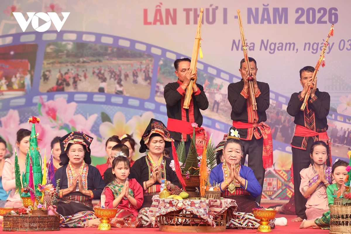 ron rang tet te nuoc bun huot nam cua nguoi lao o tinh Dien bien hinh anh 3